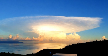 Un géant dasn le ciel du matin