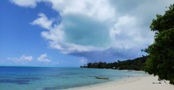 Le nuage bleu suspendu entre ciel et lagon