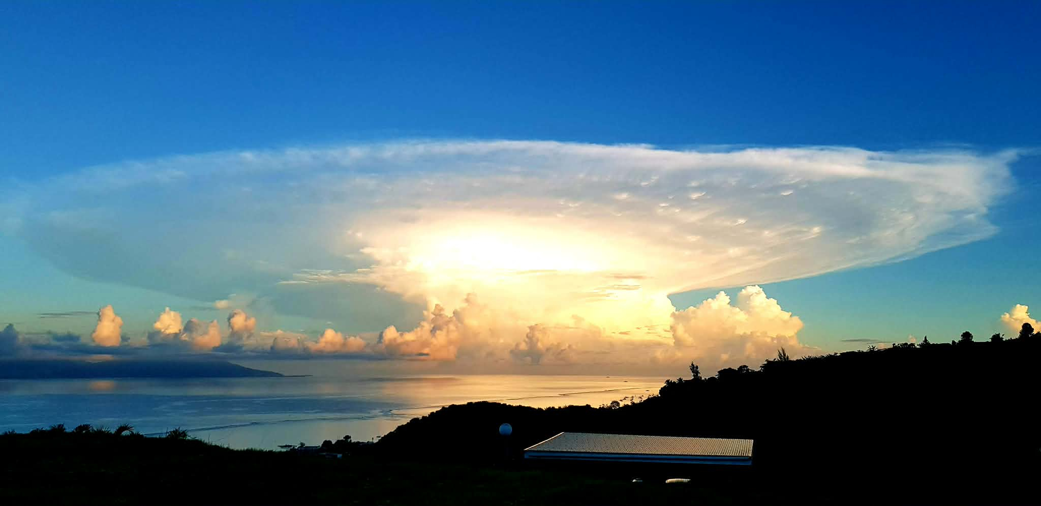 Un géant dans le ciel du matin